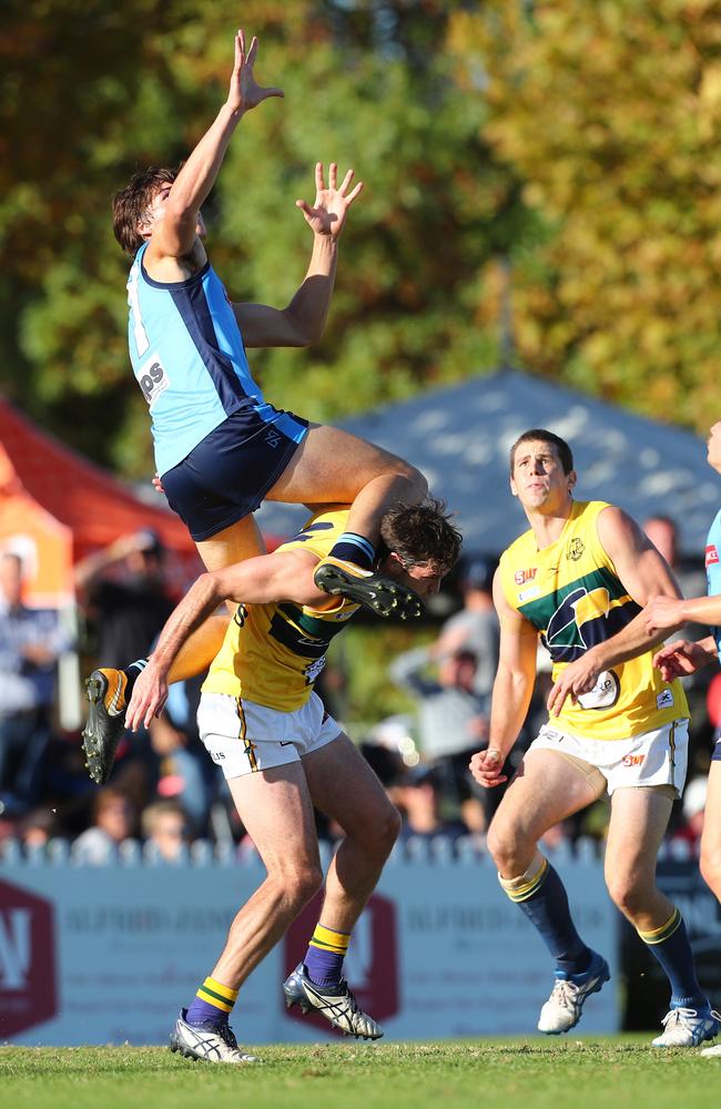 Sturt’s Hugo Mumm takes a screamer. Picture: Tait Schmaal