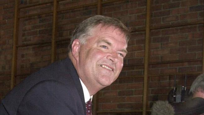 Kim Beazley casts his ballot in 2001.