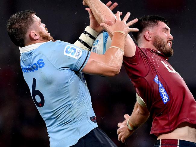 BRISBANE, AUSTRALIA - FEBRUARY 24: Liam Wright of the Reds Fergus Lee-Warner of the Waratahs challenge for the ball during the round one Super Rugby Pacific match between Queensland Reds and NSW Waratahs at Suncorp Stadium, on February 24, 2024, in Brisbane, Australia.  (Photo by Bradley Kanaris/Getty Images)