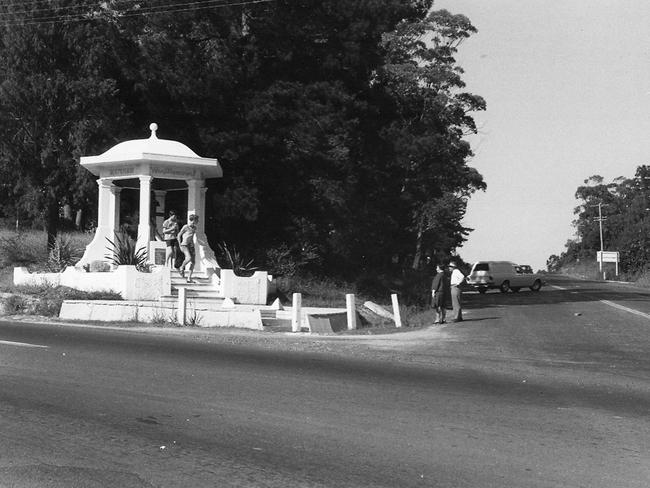 War Memorial in original location corner Terrigal Drive and Entrance Road Erina 1970. Photograph by Gwen Dundon. Picture: Picture: Central Coast Council Library/Gostalgia.