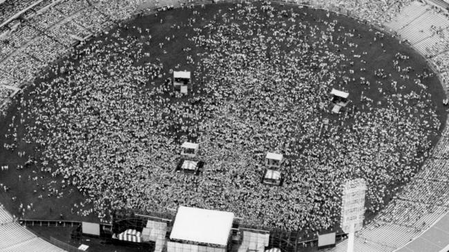 Aerial view of the daytime crowd at Dire Straits in 1986.