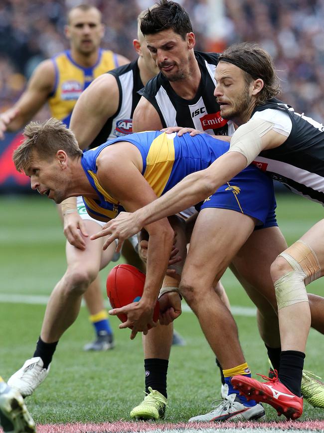 Mark LeCras is tackled by Scott Pendlebury and James Aish. Picture: David Caird