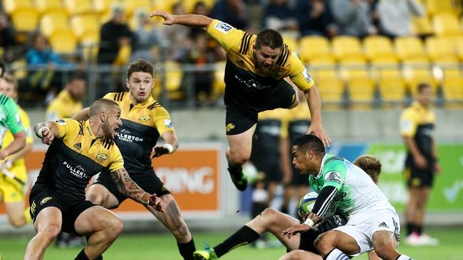 WELLINGTON, NEW ZEALAND - MARCH 18: Aaron Smith of the Highlanders attepmts to break the defense of TJ Perenara, Beauden Barrett, Dane Coles and Jordie Barrett of the Hurricanes during the round four Super Rugby match between the Hurricanes and the Highlanders at Westpac Stadium on March 18, 2017 in Wellington, New Zealand. (Photo by Hagen Hopkins/Getty Images)