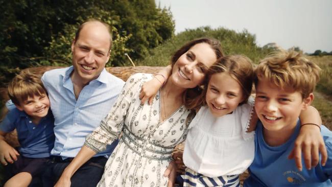 VIDEOGRABS >>Princess Catherine is set to return to official public duties after revealing she has finished chemotherapy and is now “cancer free” after nine months of treatment. The Princess of Wales announced she has defeated the mystery illness in a heartfelt video message in Norfolk revealing how “incredibly tough” the cancer diagnosis has been on her family. Joined by Prince William and their children George, Charlotte, and Louis., Credit @KensingtonRoyal on X