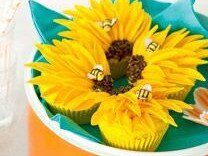 Sunflower cakes: Cover the petals with plastic wrap to prevent them from drying out.