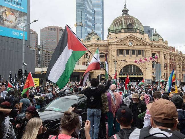 MELBOURNE AUSTRALIA - Newswire Photos NOVEMBER 26TH 2023 : Protesters gathering in front of Flinders Street Station in Melbourne on Sunday, at the Free Palestine Rally, State Library Victoria. PICTURE : NCA Newswire / Nicki Connolly