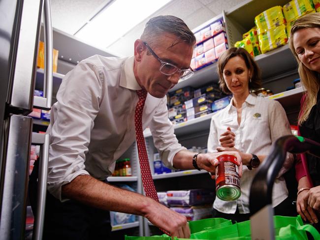 SYDNEY, AUSTRALIA - NewsWire Photos MARCH 16, 2023: NSW Premier Dominic Perrottet packs hampers during a visit to Anglicare Parramatta office on Thursday. The Government is making an announcement on financial counselling and Future Kids Fund accounts. Picture: NCA NewsWire / Nikki Short