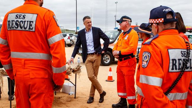 Premier Peter Malinauskas speaks to SES workers at Mannum in the Riverland region of South Australia on Tuesday. Picture: AAP/Matt Turner