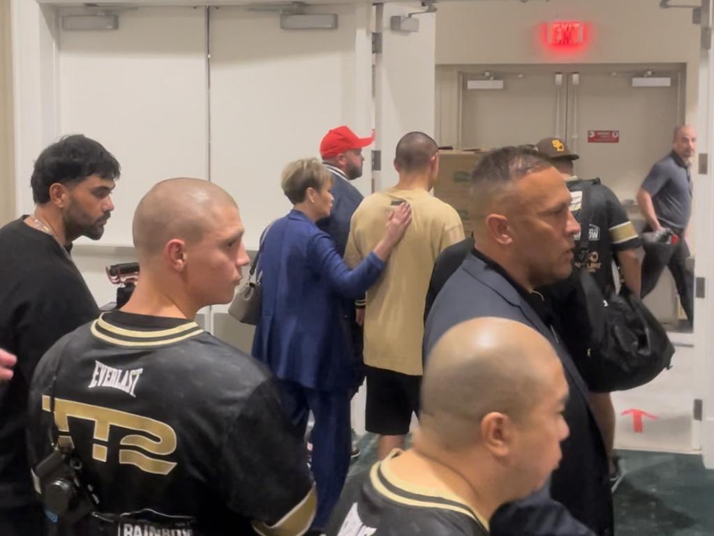 Tim Tszyu's mum Natasha consoles him after the fight.