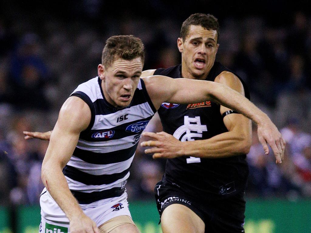 Ed Curnow tagging Joel Selwood in 2015.