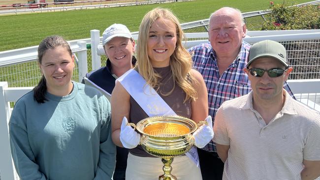 Eva Somerville, Megan Somerville (managing owner and breeder of Travelling Gigilo,) TRC racing ambassador Lara Upton, Wayne Upton and jockey David Pires.