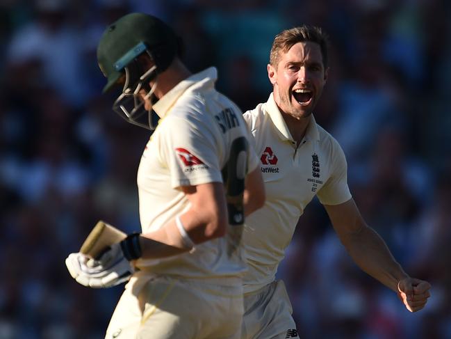 England's Chris Woakes (R) celebrates taking the wicket of Australia's Steve Smith (L) for 80 during play on the second day of the fifth Ashes cricket Test match between England and Australia at The Oval in London on September 13, 2019. (Photo by Glyn KIRK / AFP) / RESTRICTED TO EDITORIAL USE. NO ASSOCIATION WITH DIRECT COMPETITOR OF SPONSOR, PARTNER, OR SUPPLIER OF THE ECB