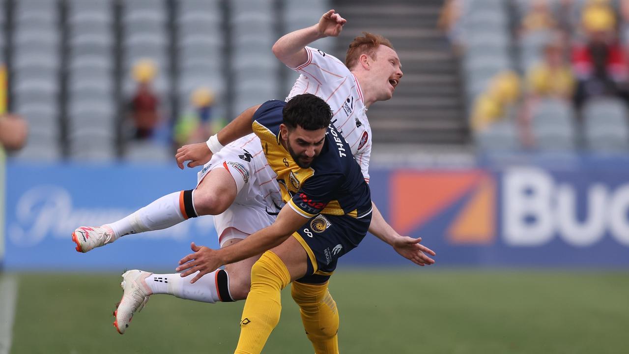 The Roar’s Corey Brown and Christian Theoharous collide during the Mariners’ loss. Photo by Scott Gardiner/Getty Images