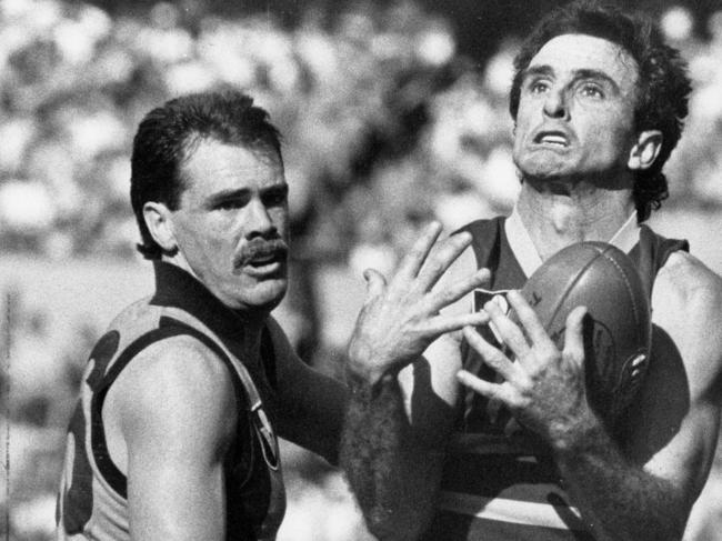 Rodney Eade (left) watches Allen Daniels take a mark in the 1985 preliminary final between Hawthorn and Footscray.