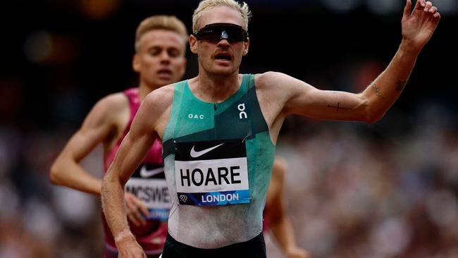 Australia's Oliver Hoare celebrates after winning the Men's Emsley Carr Mile event during the IAAF Diamond League athletics meeting at the London stadium in London on July 20, 2024. (Photo by BENJAMIN CREMEL / AFP)