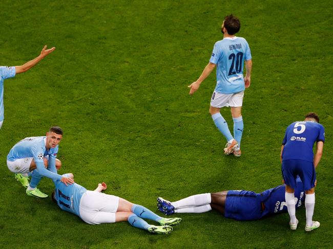 Antonio Ruediger (right) and Manchester City's Belgian midfielder Kevin De Bruyne react in pain after a collision. (Photo by SUSANA VERA / POOL / AFP)