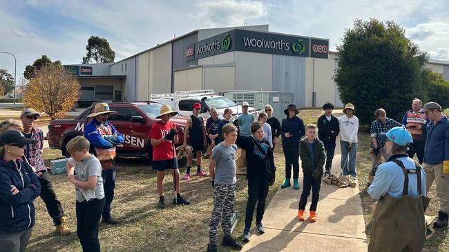 Dubbo locals volunteering their time to help clean up Delroy to introduce new species into the pond.