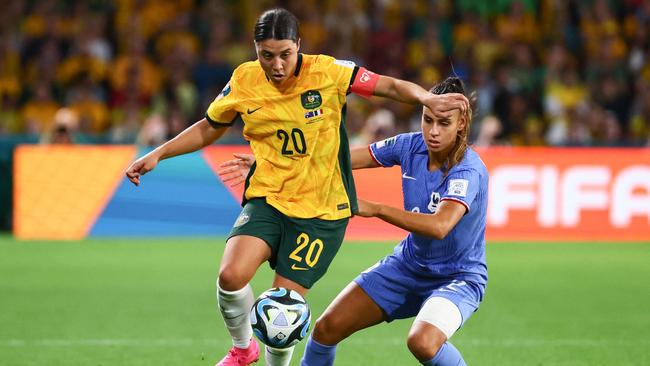 Sam Kerr battles against France. Picture: Patrick Hamilton / AFP