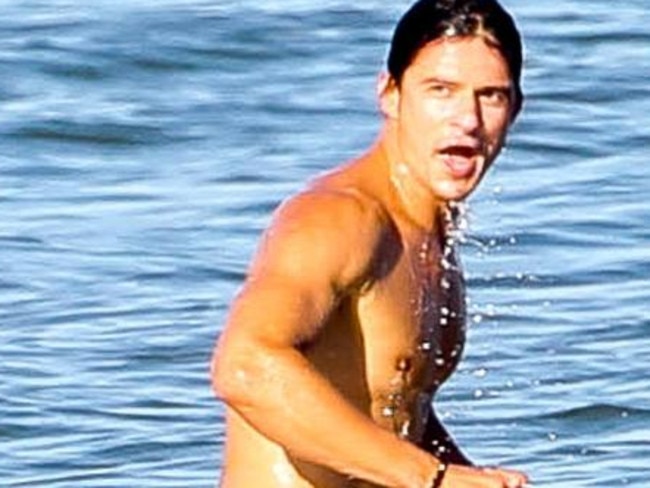Orlando Bloom has no problem with showing off his rig.