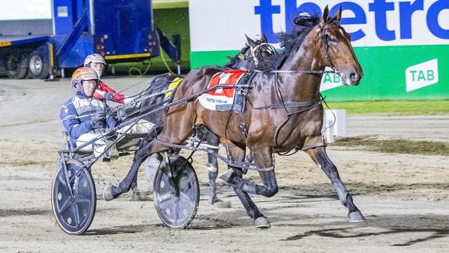 Race 4: Tabcorp Park, Saturday 8-4-2023 IRT Australia Shakamaker Classic Winner: Bay Of Biscay (1) Trainer: Emma Stewart; Driver: James Herbertson Race Distance: 1,720 metres, Mile Rate: 1.56.5 photography: Stuart McCormick