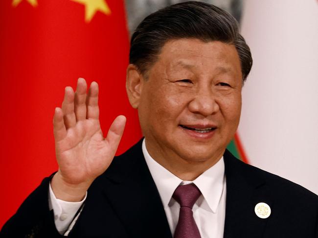 Chinese President Xi Jinping waves while posing for pictures at a group photo session during the China-Central Asia Summit in Xian, in China's northern Shaanxi province on May 19, 2023. (Photo by FLORENCE LO / POOL / AFP)