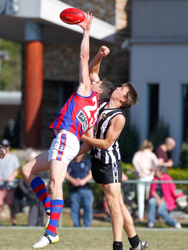 Rye's Rhett Sutton reaches high. Picture: David Trend