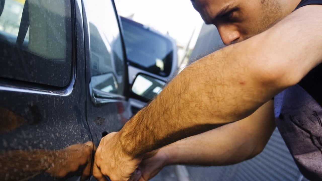 Car being stolen. Посадка задержанного в машину. Угон авто раскрываемость. Автозапуск машины.