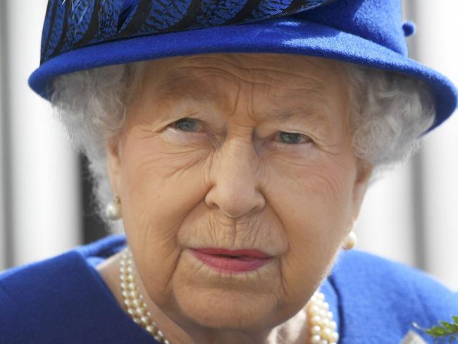 LONDON, ENGLAND - MARCH 8: Queen Elizabeth II arrives with flowers for the unveiling of the new memorial to members of the armed services who served and died in the wars in Iraq and Afghanistan at Victoria Embankment Gardens on March 8, 2017 in London, England. (Photo by Toby Melville - WPA Pool/Getty Images)