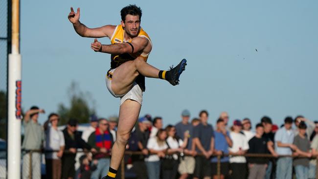 Luke Paynter takes a kick for Frankston YCW. Picture: Valeriu Campan