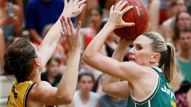 Penny Taylor in action for the Dandenong Rangers. Picture: Colleen Petch.