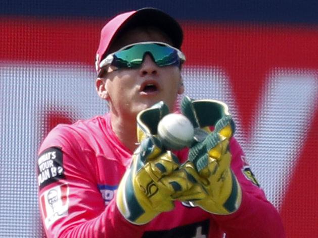 Josh Philippe of the Sixers catches Peter Siddle of the Strikers during the Big Bash League (BBL) cricket match between Adelaide Strikers and Sydney Sixers at Adelaide Oval in Adelaide, Wednesday, January 8, 2020. (AAP Image/Kelly Barnes) NO ARCHIVING, EDITORIAL USE ONLY, IMAGES TO BE USED FOR NEWS REPORTING PURPOSES ONLY, NO COMMERCIAL USE WHATSOEVER, NO USE IN BOOKS WITHOUT PRIOR WRITTEN CONSENT FROM AAP