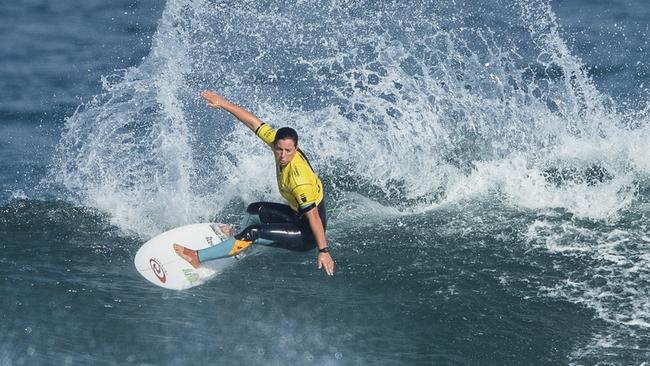 Tyler Wright surfing to victory in round one of the Cascais Pro.