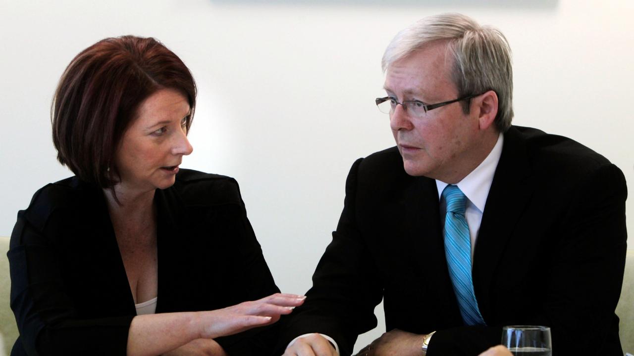 07/08/2010 WIRE: Australian Prime Minister Julia Gillard meets with former premier Kevin Rudd to discuss their election campaign in Brisbane on August 7, 2010. Gillard buried the hatchet with Rudd in a strategy meeting as the ruling Labor party battles a dangerous lag in the election race. AFP PHOTO / POOL / AUSTRALIA OUT