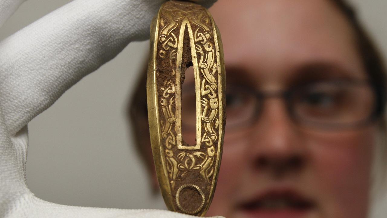 A sword hilt plate, part of a recently discovered hoard of Anglo-Saxon gold is displayed at Birmingham Museum in Birmingham, England, 24/09/2009. Amateur treasure hunter Terry Herbert was prowling English farmland in Staffordshire, England, with a metal detector when he stumbled upon what has been described as the largest Anglo-Saxon treasure ever discovered, a massive collection of gold and silver crosses, sword decorations and other items, British archaeologists said. One expert said the treasure would revolutionize understanding of the Anglo-Saxons, a Germanic people who ruled England from the fifth century until the Norman conquest in 1066.