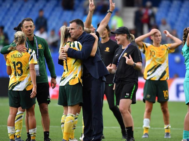 Australia's coach Ante Milicic (C) celebrates with his players after the  France 2019 Women's World Cup Group C football match between Australia and Brazil, on June 13, 2019, at the Mosson Stadium in Montpellier, southern France. (Photo by Pascal GUYOT / AFP)