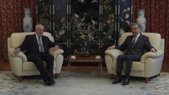 Chinese Foreign Minister Wang Yi meets with former PM Paul Keating at the Chinese Consulate in Sydney. Image: CGTN