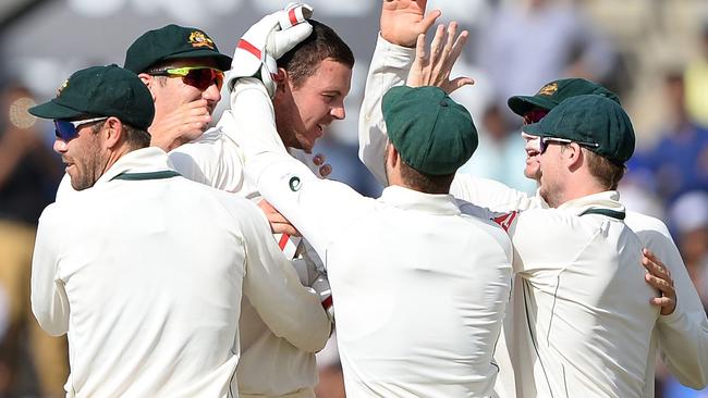 Australian bowler Josh Hazlewood (C) celebrates with his teammates after he dismissed Indian batsman Karun Nair during the third day of the third cricket Test match between India and Australia at the Jharkhand State Cricket Association (JSCA) Stadium complex in Ranchi on March 18, 2017. ----IMAGE RESTRICTED TO EDITORIAL USE-STRICTLY NO COMMERCIAL USE----- / GETTYOUT / AFP PHOTO / SAJJAD HUSSAIN / ----IMAGE RESTRICTED TO EDITORIAL USE — STRICTLY NO COMMERCIAL USE----- / GETTYOUT