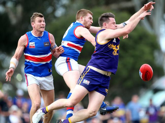 Josh Allison spoils Jake Best in the 2017 Division 1 decider. Picture: Hamish Blair