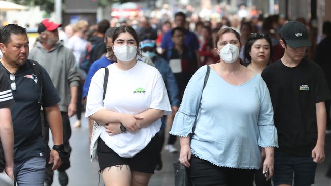 MELBOURNE, AUSTRALIA - NewsWire Photos, JANUARY 6, 2023. People wearing masks in Melbourne as Friday will marks the first day of national Covid data since before Christmas. Numbers are expected to be high as new variants enter the country and Aussies gathered in droves over the holiday season.  Picture: NCA NewsWire / David Crosling