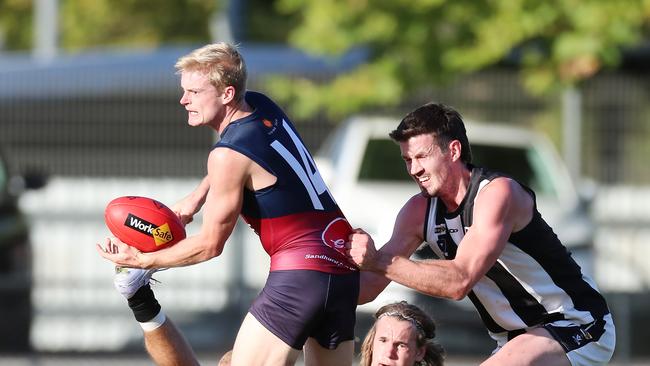 Sandhurst co-coach Lachlan Tardrew dishes off a handpass against Castlemaine.