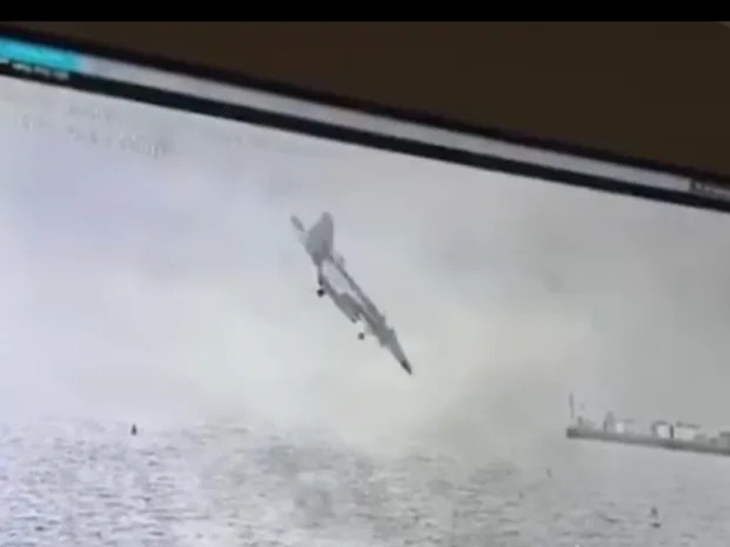 An American Growler Jet torpedoes itself towards the water Picture: Twitter