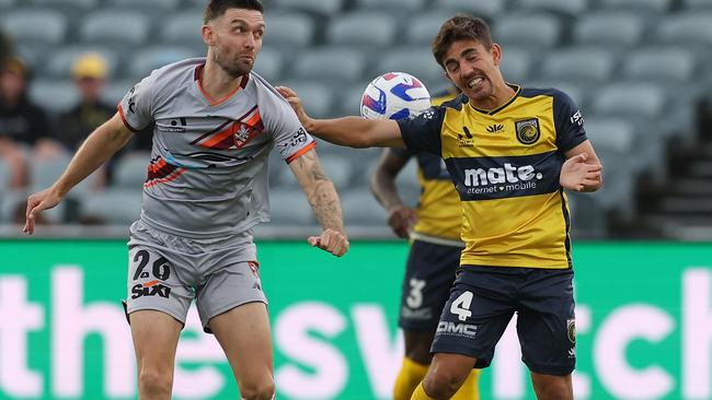 GOSFORD, AUSTRALIA - APRIL 01: Joshua Nisbet of the Mariners competes for the ball with James O'Shea of the Roar during the round 22 A-League Men's match between Central Coast Mariners and Brisbane Roar at Central Coast Stadium, on April 01, 2023, in Gosford, Australia. (Photo by Scott Gardiner/Getty Images)