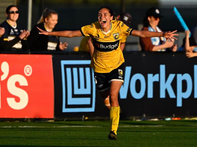 MELBOURNE, AUSTRALIA - MAY 11: Isabel Gomez of the Mariners celebrates on the final siren during the Second Leg of the A-League Women's Semi Final between Melbourne City and Central Coast Mariners at ctrl:cyber Pitch, on May 11, 2025, in Melbourne, Australia. (Photo by Adam Trafford/Getty Images)
