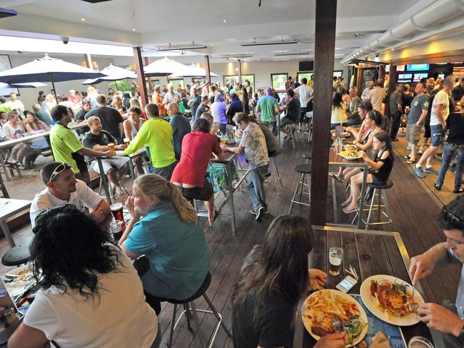 The crowd at the Hoey Moey for the major raffle draw.Photo:Leigh Jensen / Coffs Coast Advocate