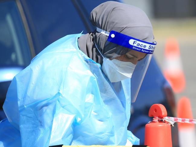 SYDNEY, AUSTRALIA - NewsWire Photos SEPTEMBER 20, 2021 - Healthcare workers at the Histopath drive-through COVID-19 test centre at the Sydney International Airport. Picture: NCA NewsWire Christian Gilles