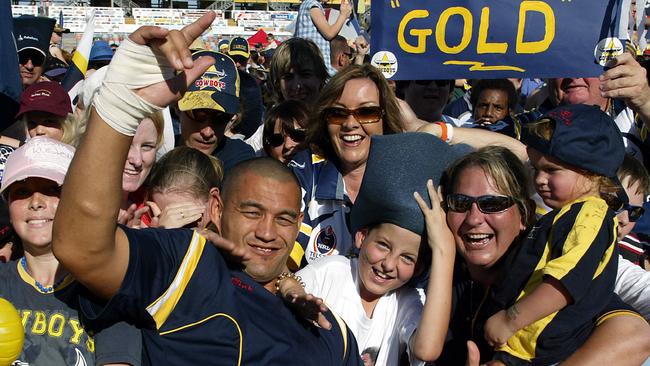 Paul Rauhihi meets the fans October 2005. The North Queensland Cowboys return to Townsville to waiting fans.