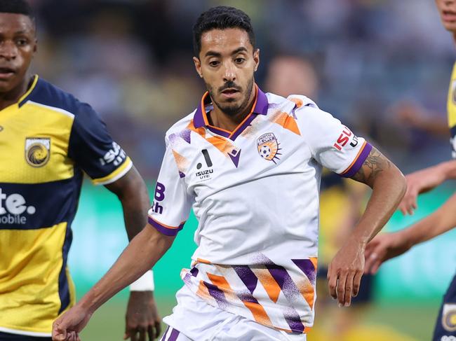 GOSFORD, AUSTRALIA - DECEMBER 31: Salim Khelifi of the Glory controls the ball during the A-League Men round 10 match between Central Coast Mariners and Perth Glory at Industree Group Stadium on December 31, 2023 in Gosford, Australia. (Photo by Jason McCawley/Getty Images)