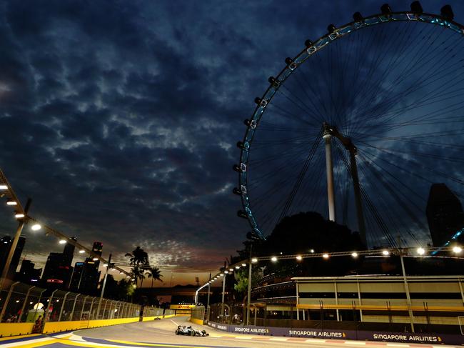 SINGAPORE - SEPTEMBER 16: Nico Rosberg of Germany driving the (6) Mercedes AMG Petronas F1 Team Mercedes F1 WO7 Mercedes PU106C Hybrid turbo on track during practice for the Formula One Grand Prix of Singapore at Marina Bay Street Circuit on September 16, 2016 in Singapore.  (Photo by Lars Baron/Getty Images)