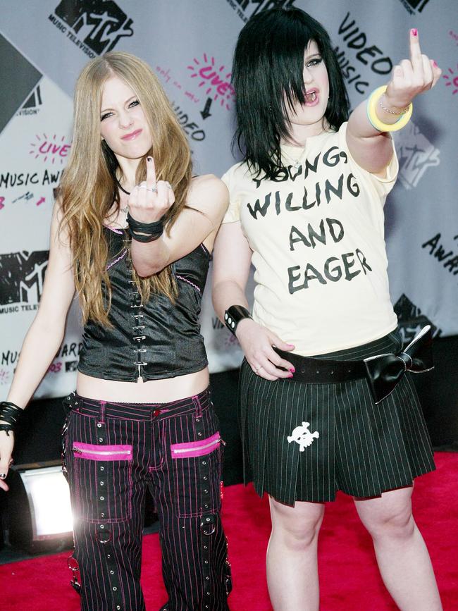 Lavigne (L) and Kelly Osbourne arrive at the 2003 MTV Video Music Awards at Radio City Music Hall in New York City. (Pic: Evan Agostini/Getty Images)