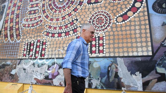 Malcolm Turnbull inspects a community mural at Tennant Creek in the Northern Territory in 2018.